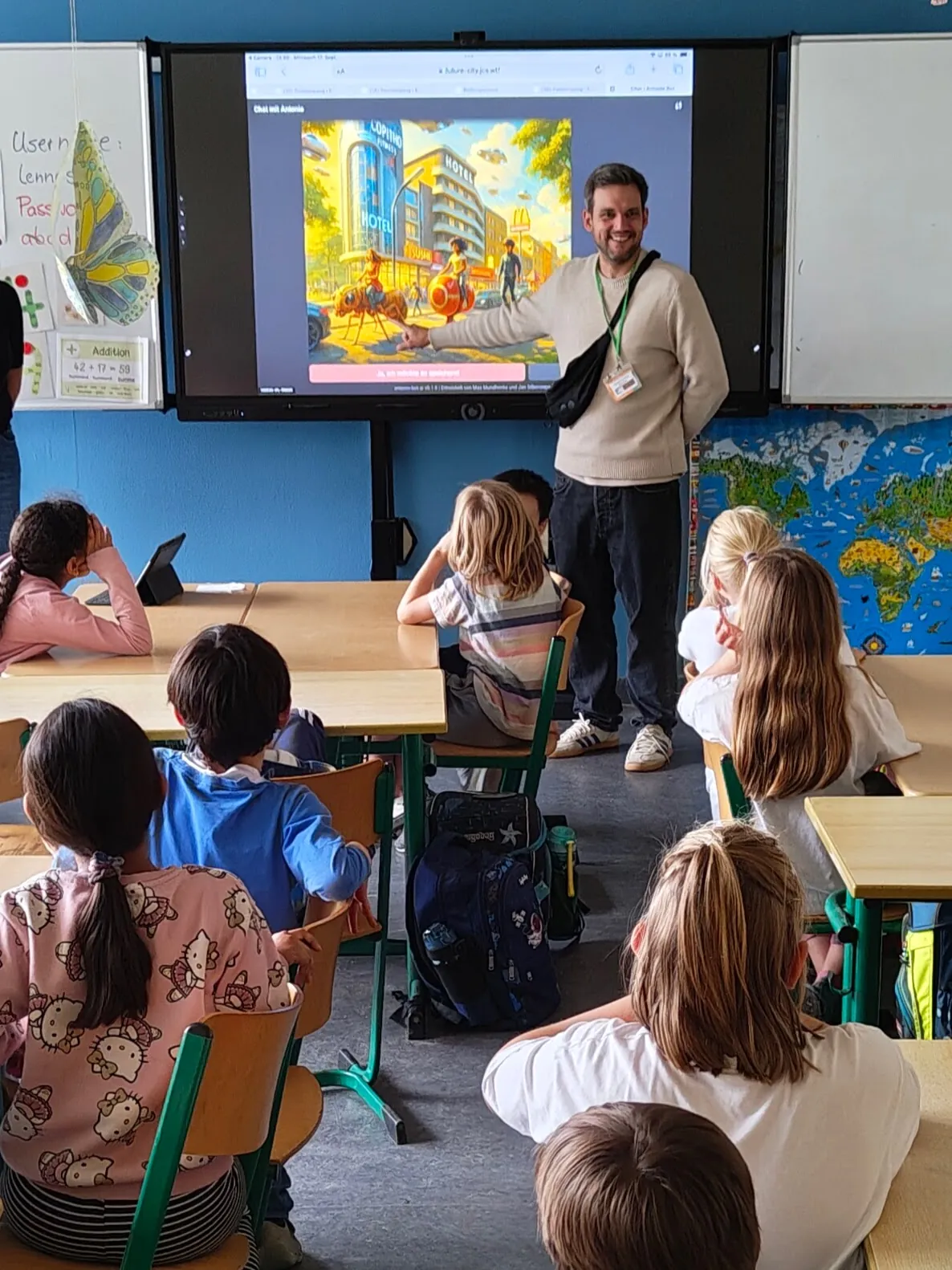 Ein Lehrer zeigt einer Grundschulklasse ein von Antonio generiertes Bild auf dem Smartboard